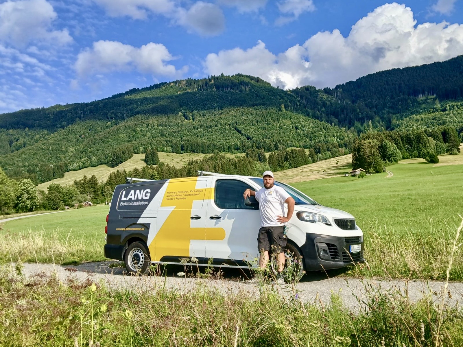 Lang Elektroinstallation Firmenwagen im Allgäu – Elektroinstallation und Service vor malerischer Bergkulisse
