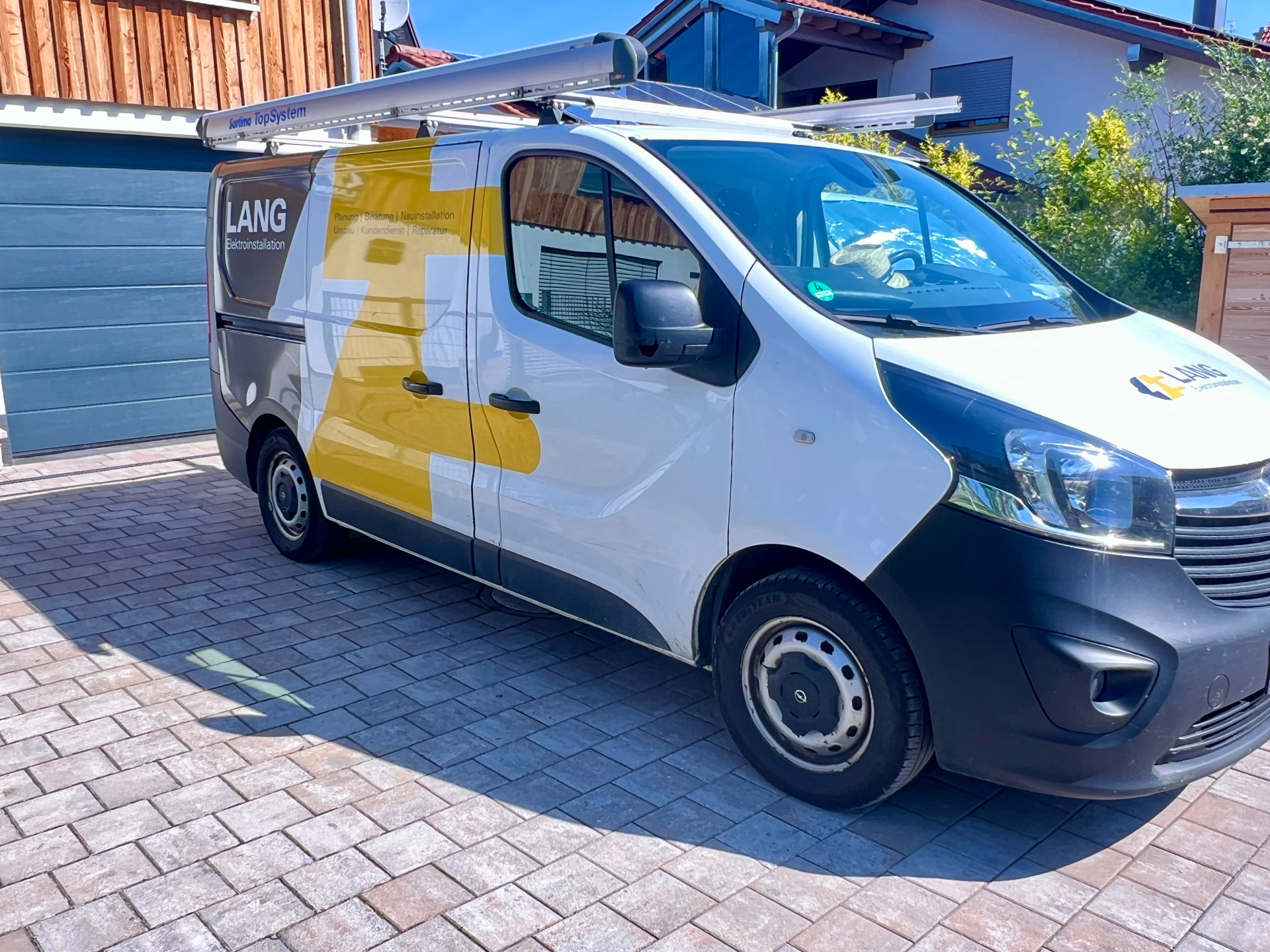 Firmenwagen Lang Elektroinstallation